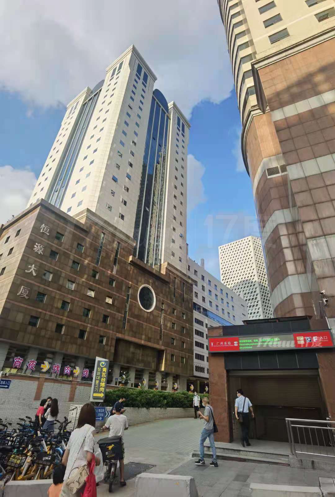 东站地铁上盖，1+1经理套间户型4.5米层高，空调24h可开