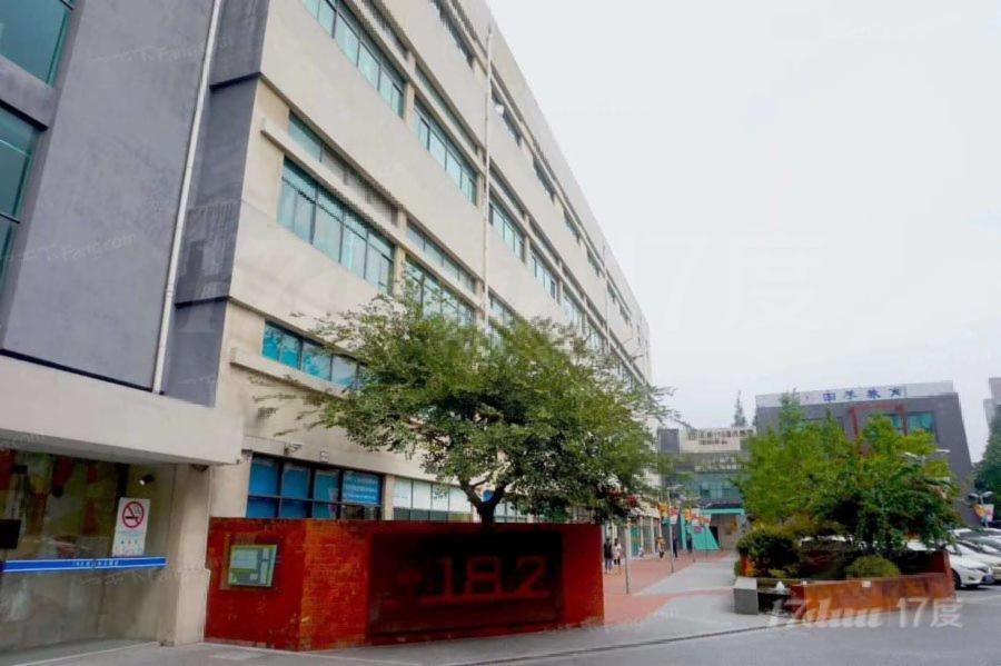 独门独户。自带上下水，地铁1号线莘庄站，免租2个月