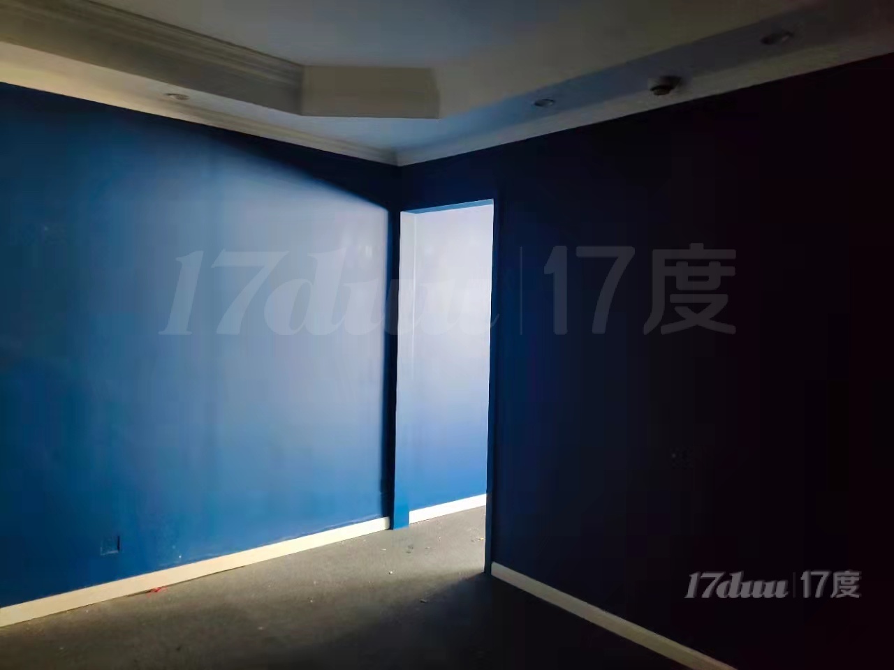 纯写字楼出租，精装修带家具，地铁口，商圈成熟