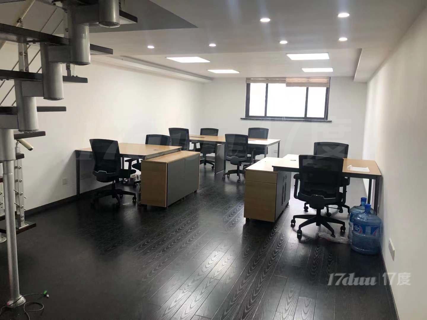 圣天地商务楼，9500元精装带家具采光好，江宁路地铁口朝南