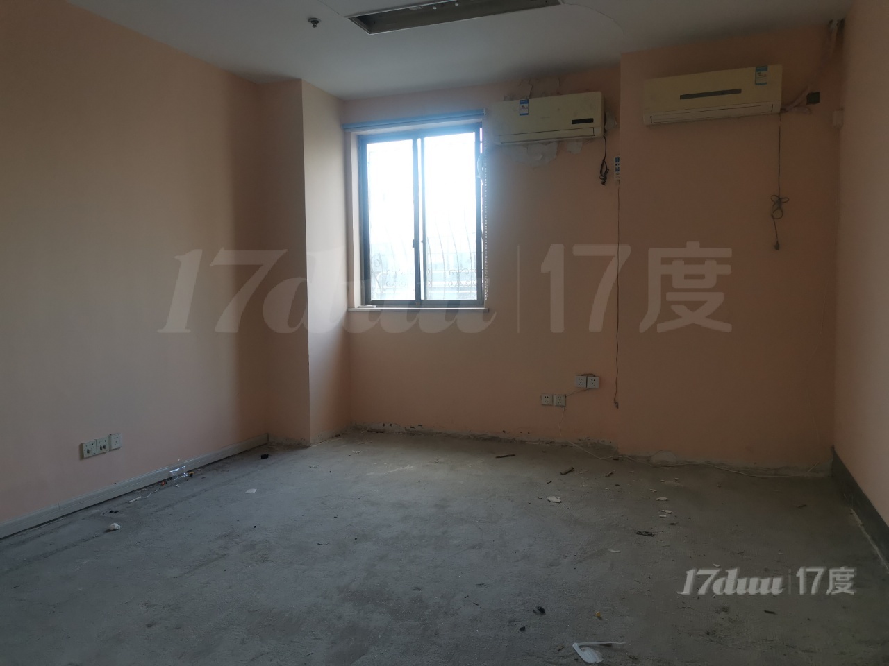 银汇广场南楼，三轨交汇，出行方便，户型方正，可分割