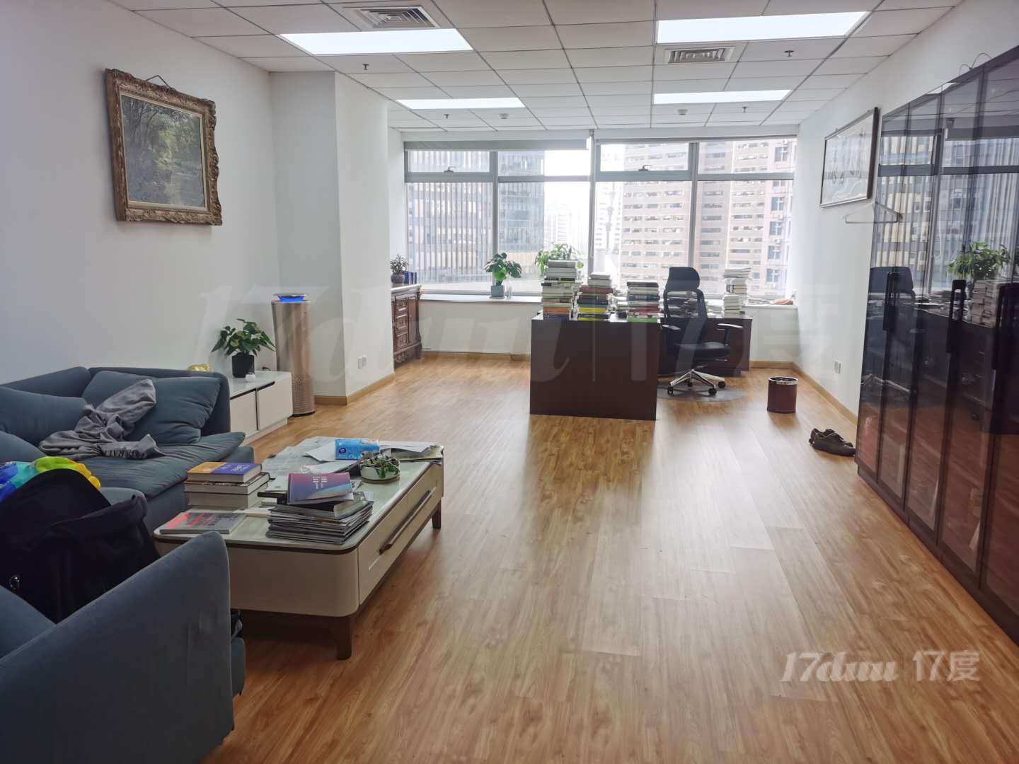 企业广场68平精装办公室出租！大窗1隔断朝南，双开玻璃门