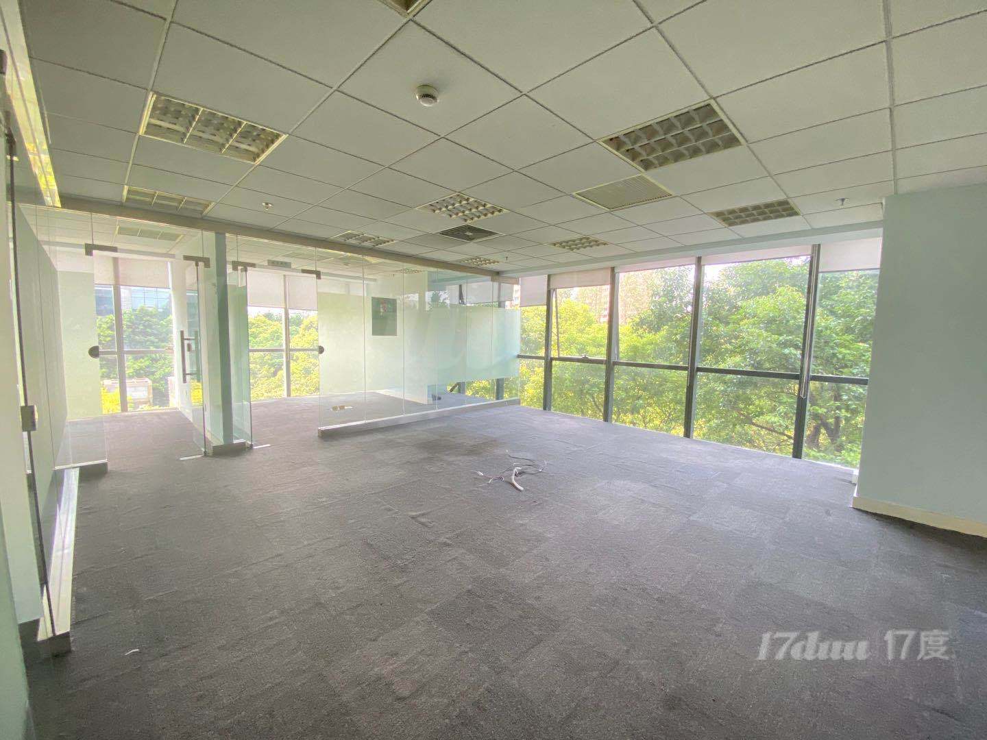 绿地蓝海 龙之梦88平精装配家具 户型正朝南 带隔断近地铁