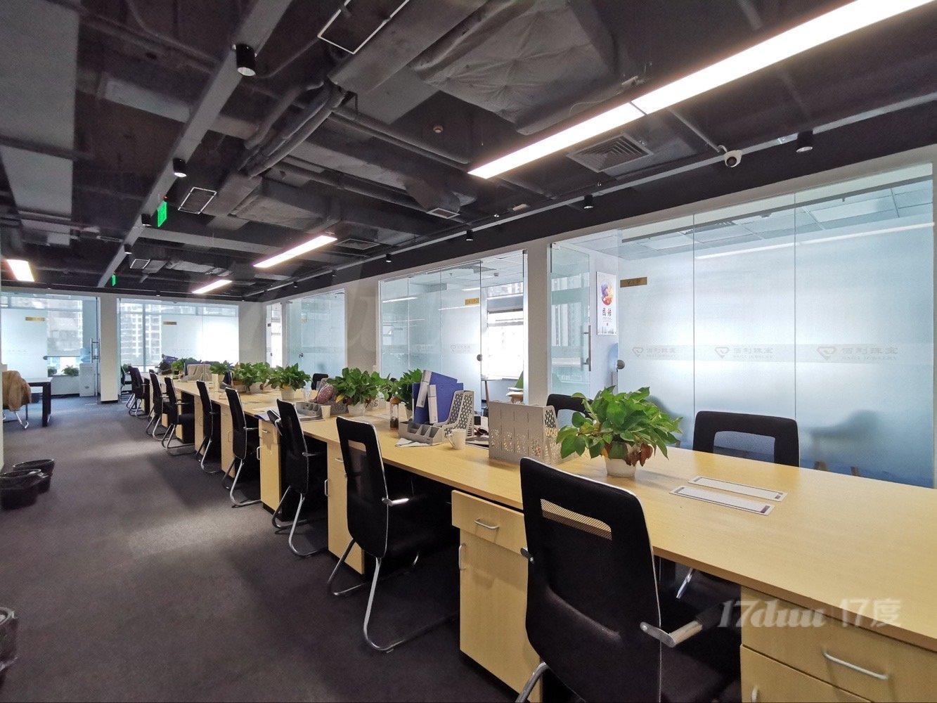 地铁上建急租房源精装修带家具，户型方正，配套齐全，可以分割