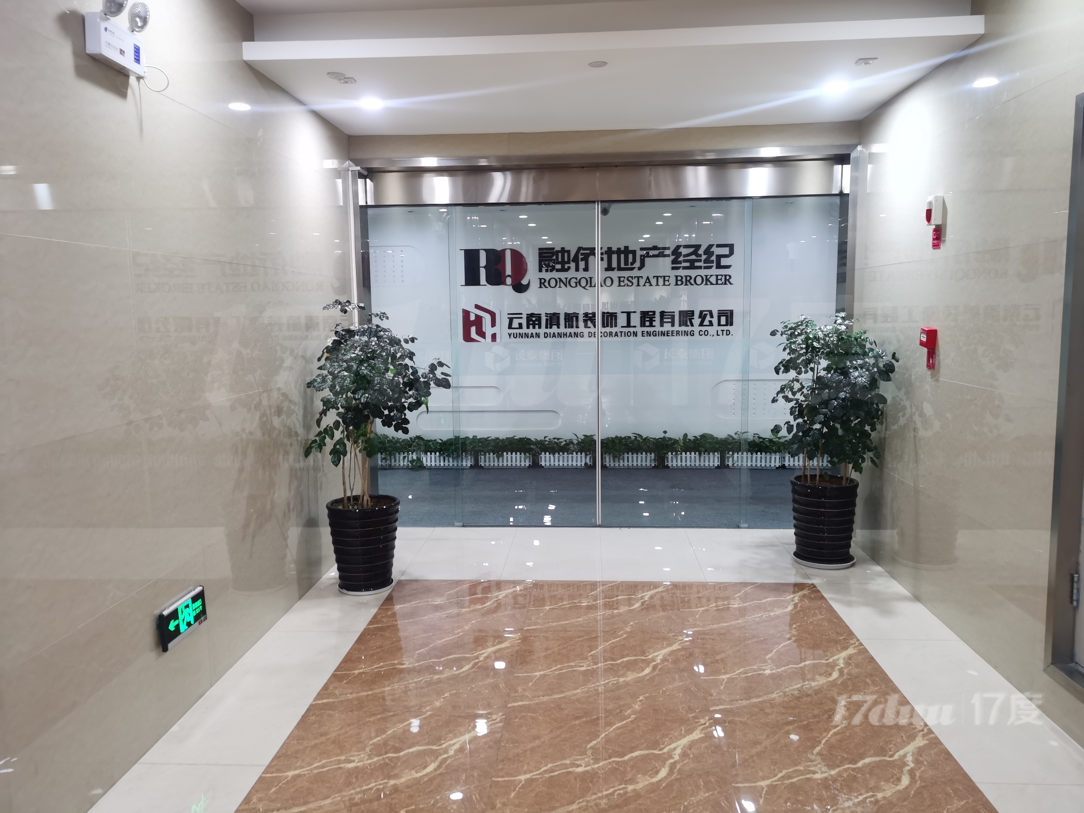 东盟大厦17层精装修带办公桌椅950平诚意出租价格面谈