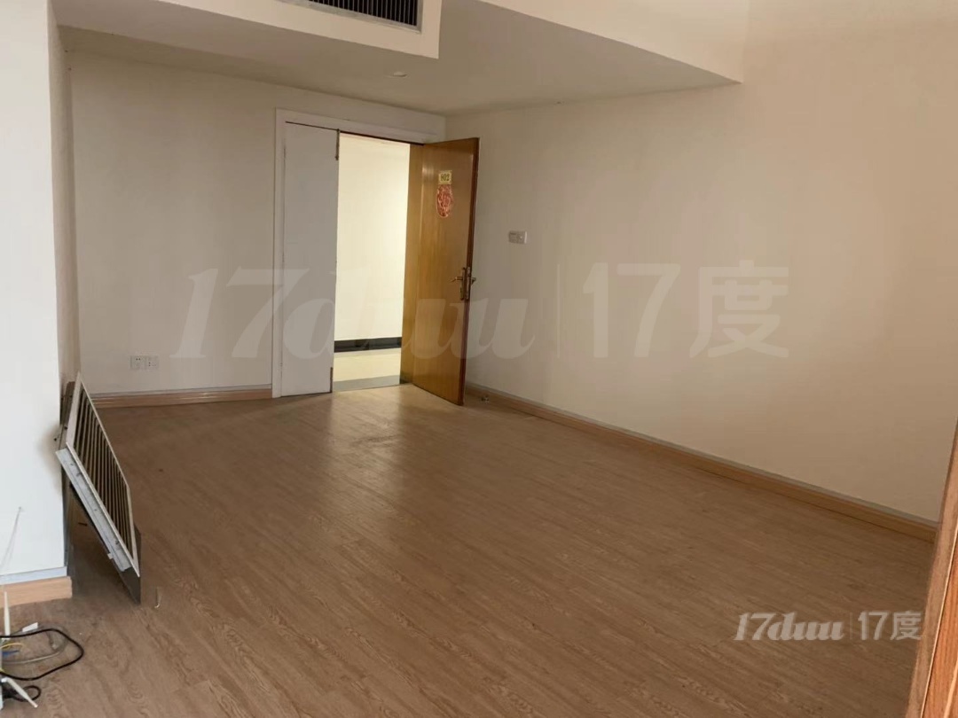 9号12号线嘉善路地铁口，户型方正独立空调！办公室出租