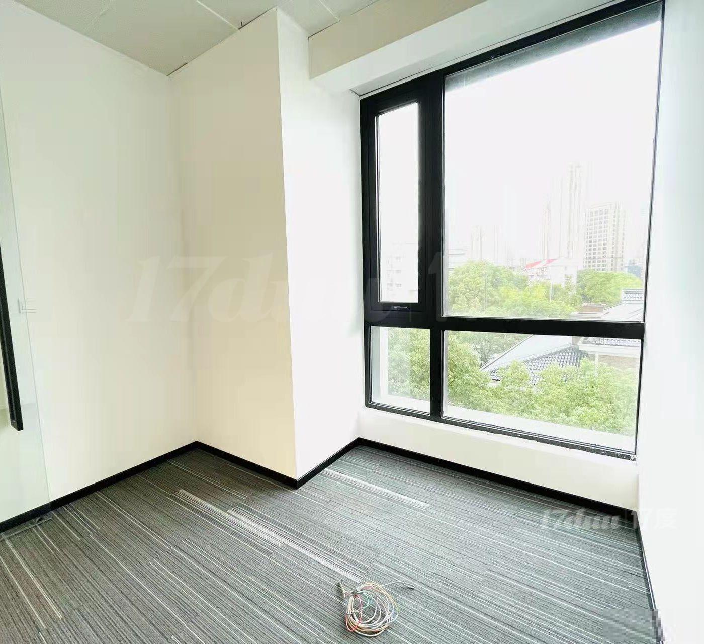 淞虹路地铁站上海建滔广场，170平精装修带家具拎包入住，随时