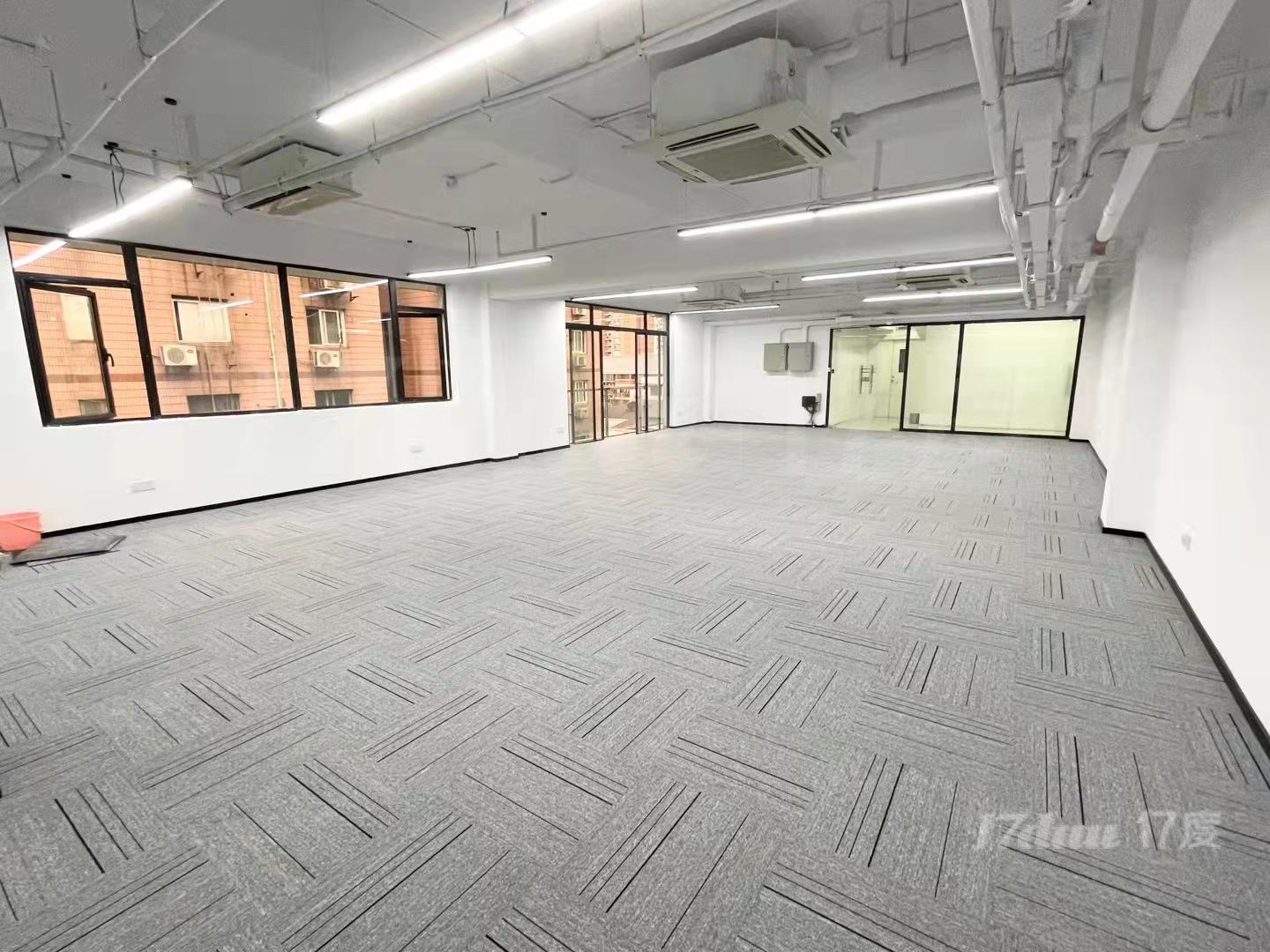 老静安核心商务区，大通间裸顶层高3.5米，分体空调可接室内水