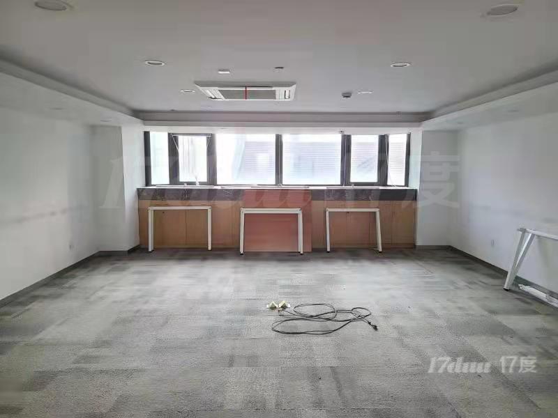 朝南空调独立控制，层高不压抑一层2户安静适合办公，停车位充足