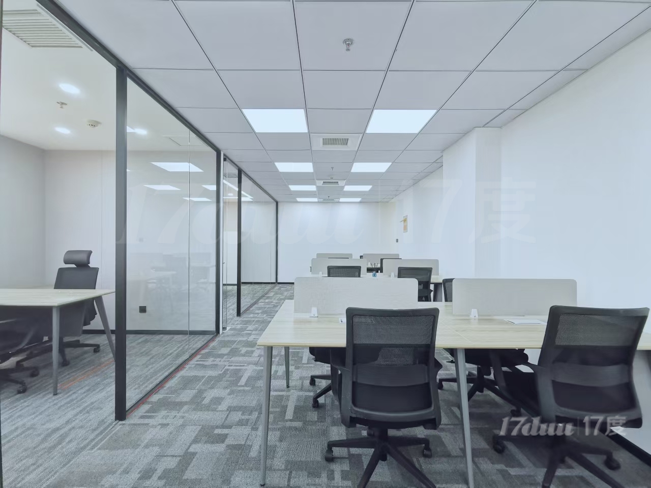 世纪大道地铁站，精装修带家具，正对电梯拎包入住