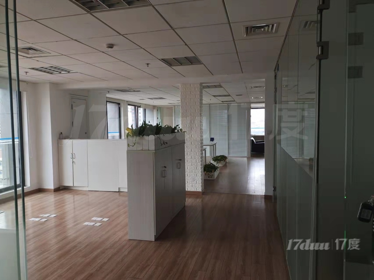 五角丰达独立空调，地铁近。精装带家具。免租特惠