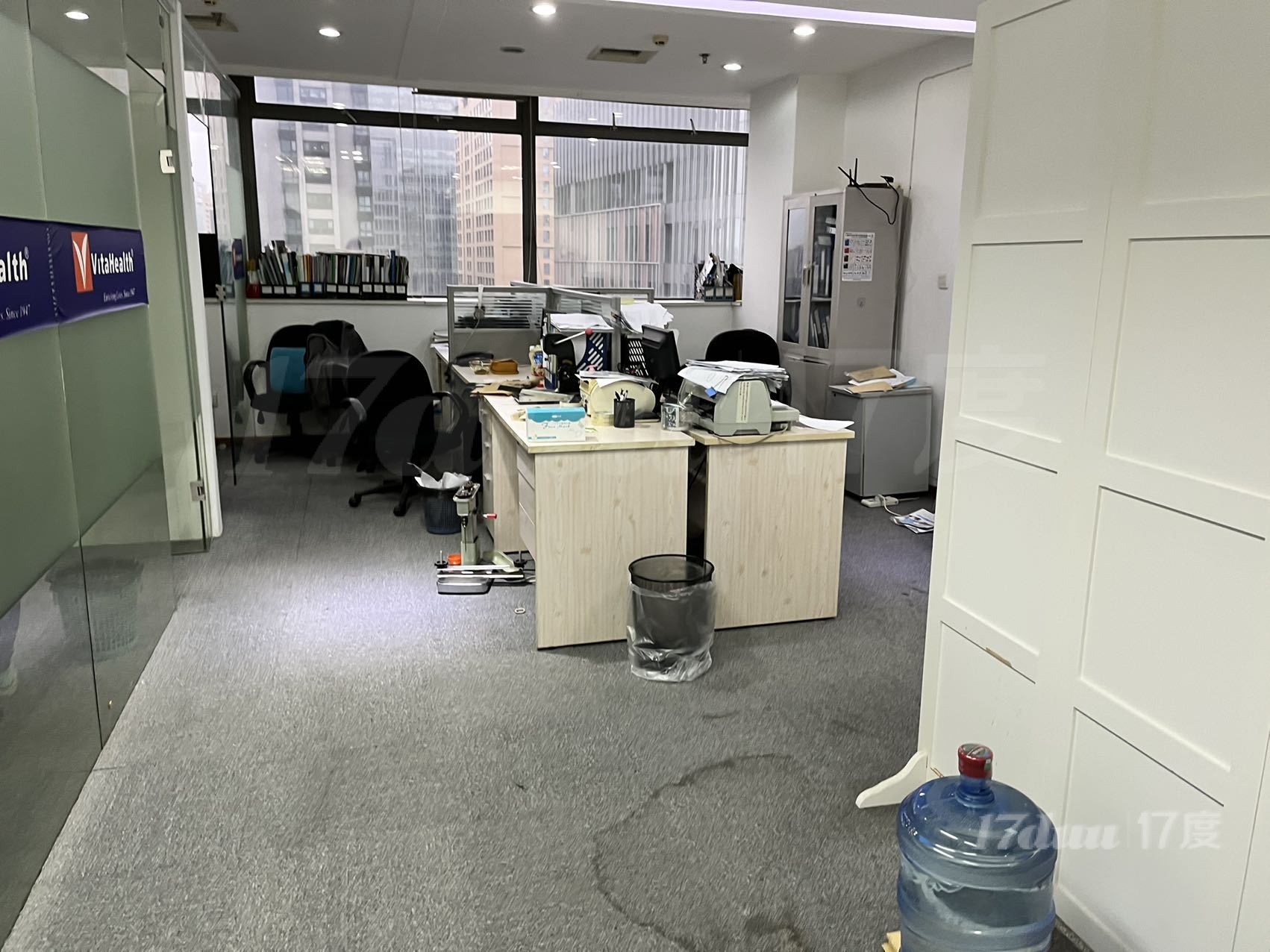 带家具2隔断，价格可谈，加配一个仓库，另有小面积可供选择