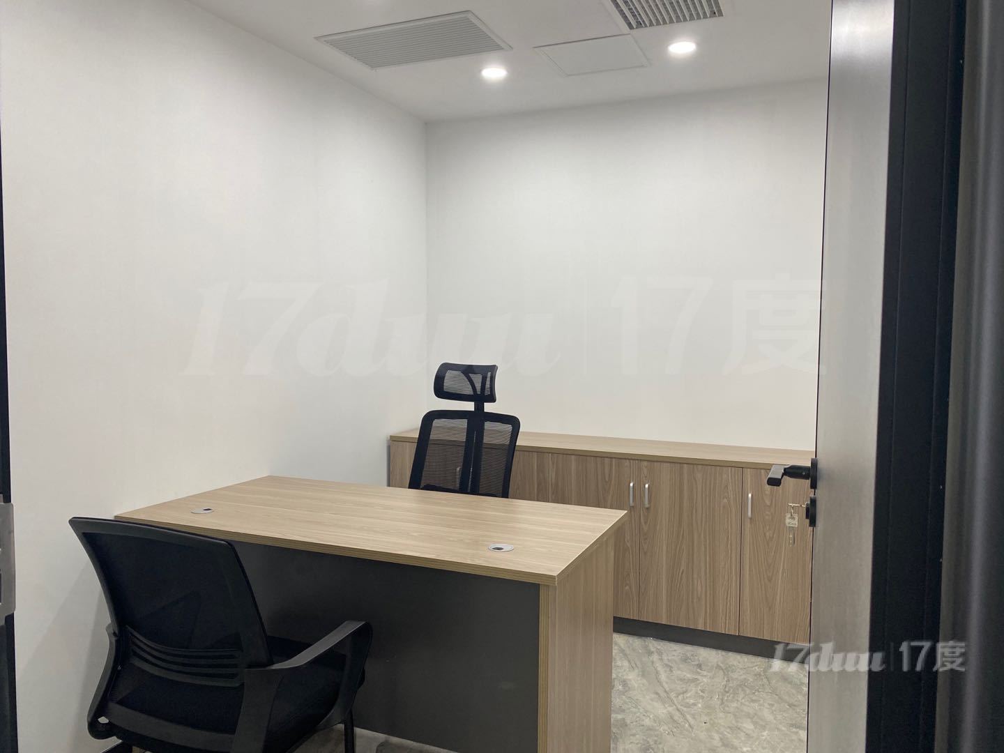 五角场精装带家具办公室出租，地铁近，免租特惠