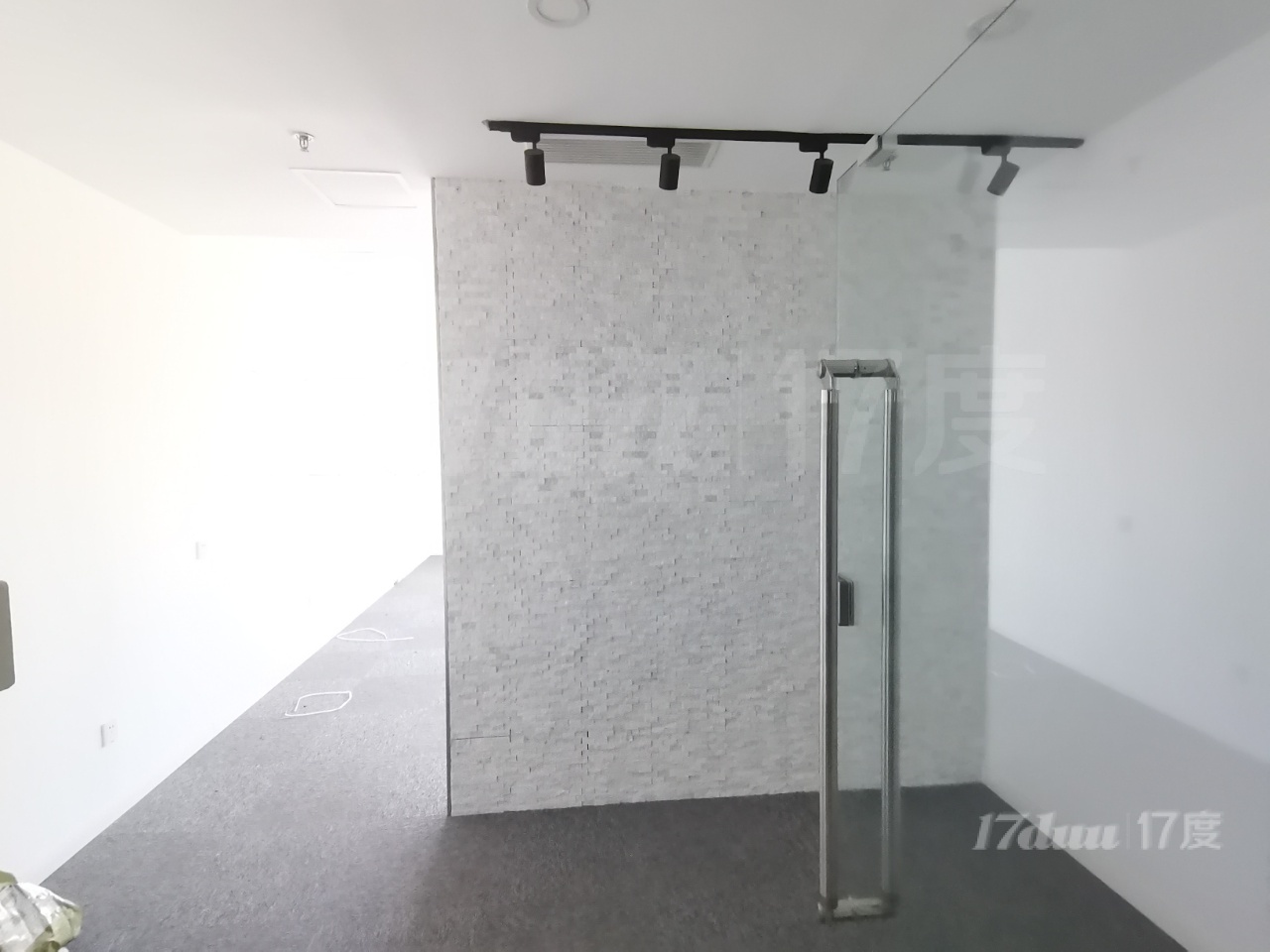 6个月免租期/长风公园地铁站/精装修带家具/户型方正