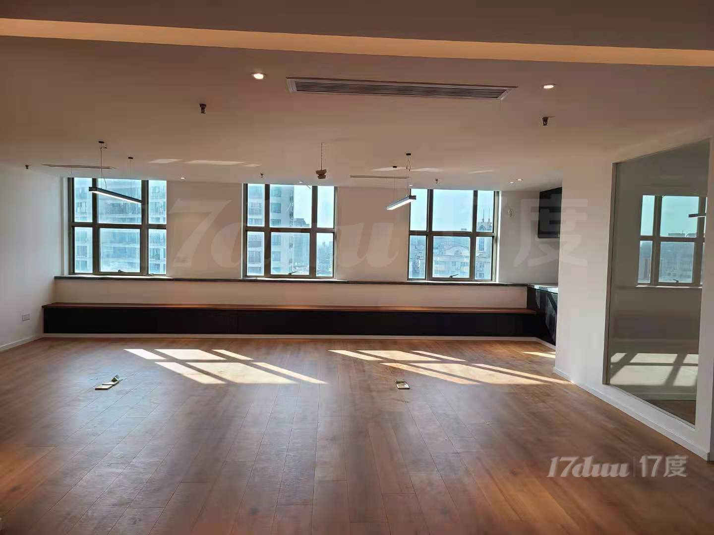 地铁口高区景观精装办公室出租，4隔断16工位长寿路财富源达