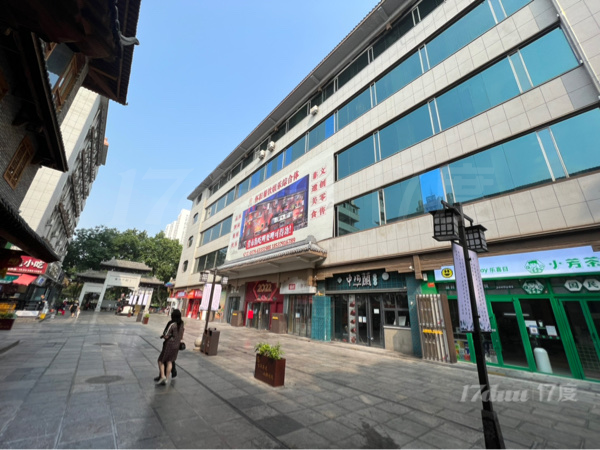紧邻西工小街、中央百货，搭配演艺表演，一店一品，业态先到先得