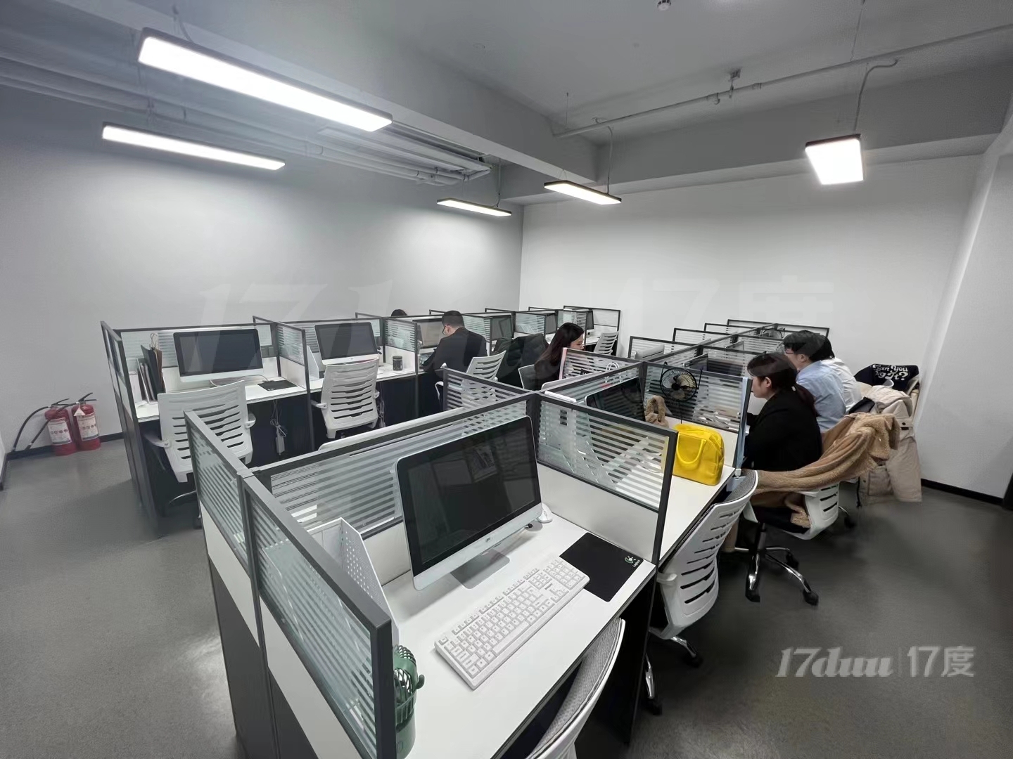 陆家嘴核心商圈，永华大厦65平，户型方正朝南，8个工位
