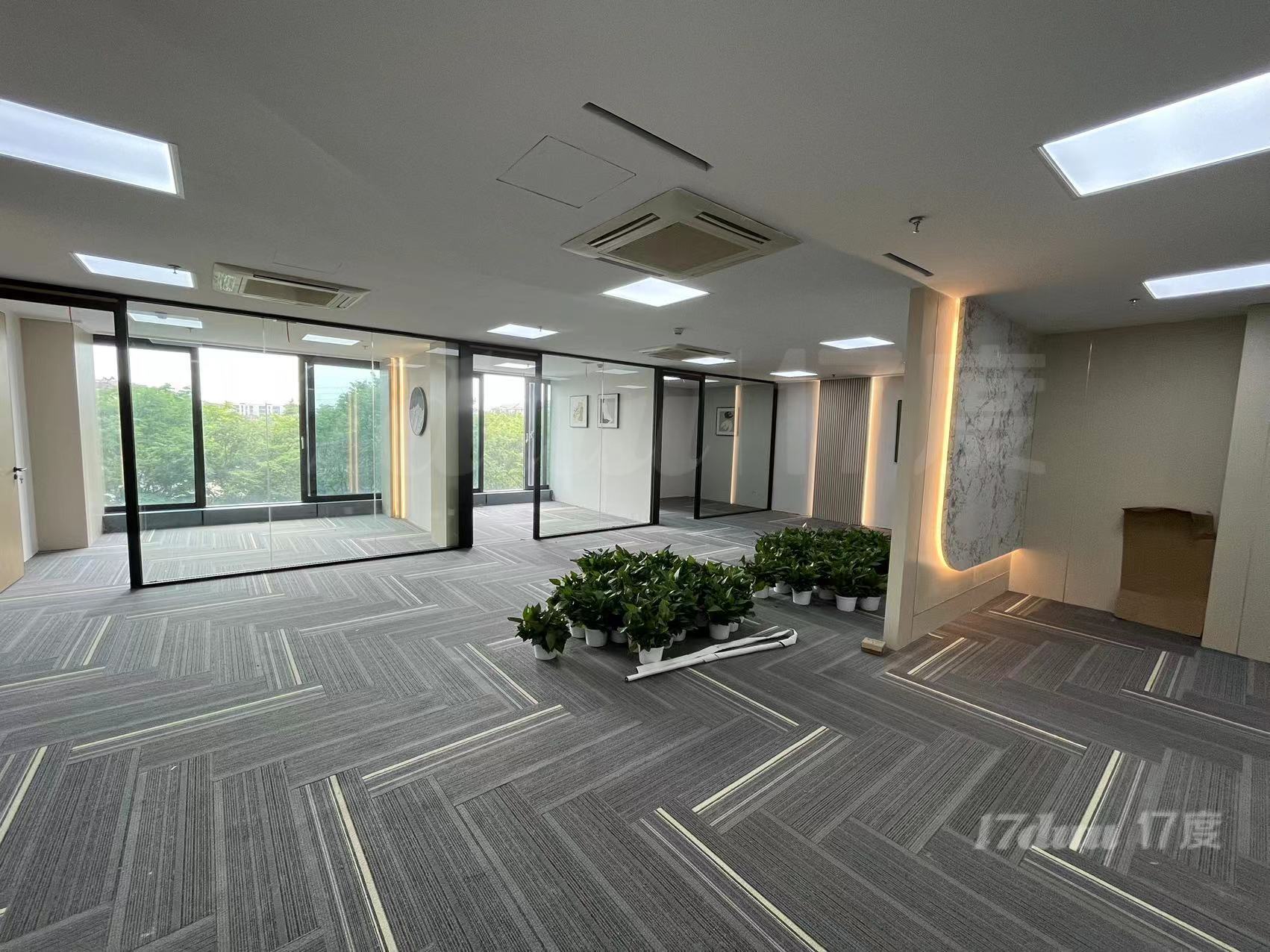 申花虾龙圩地铁口，现装可配家具出租，130方