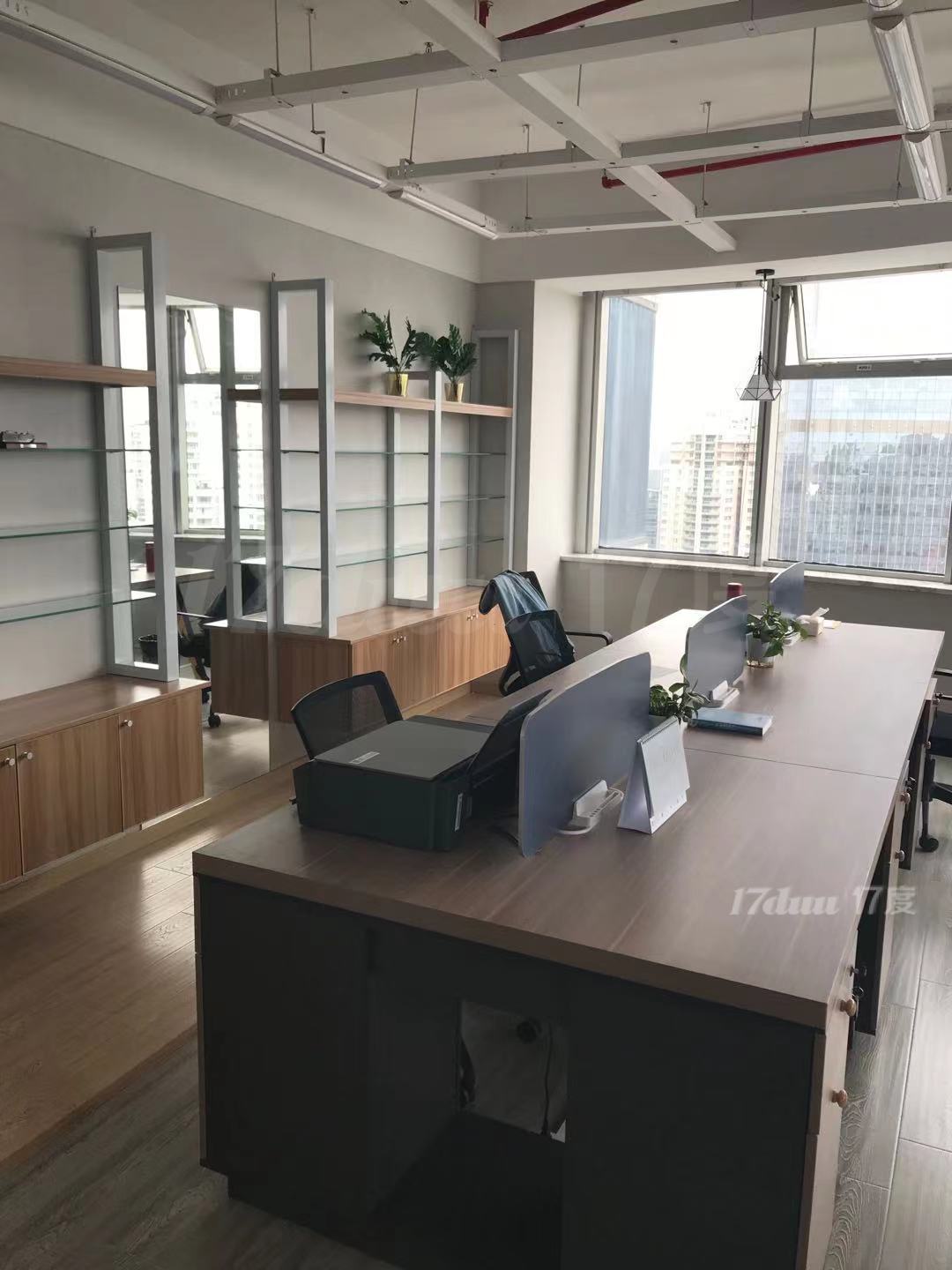 徐家汇地铁口，精装修带家具，拎包入住，上海实业大厦