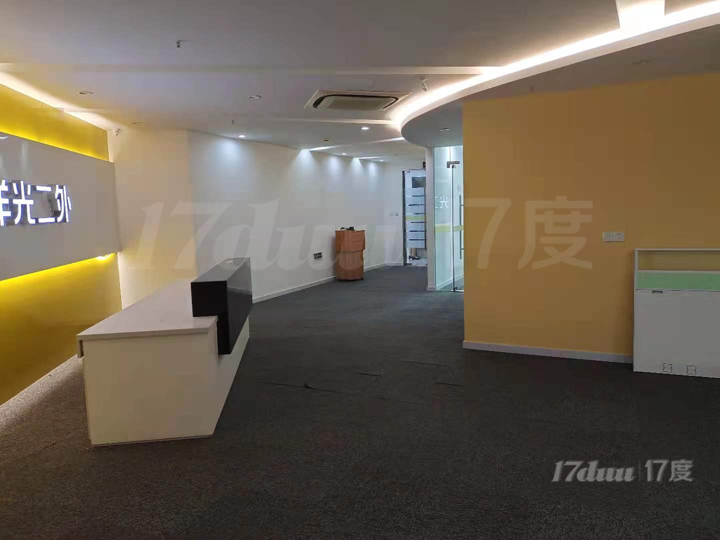 双轨交汇，独立空调，正对电梯。行业不限！双面临街，现房出租