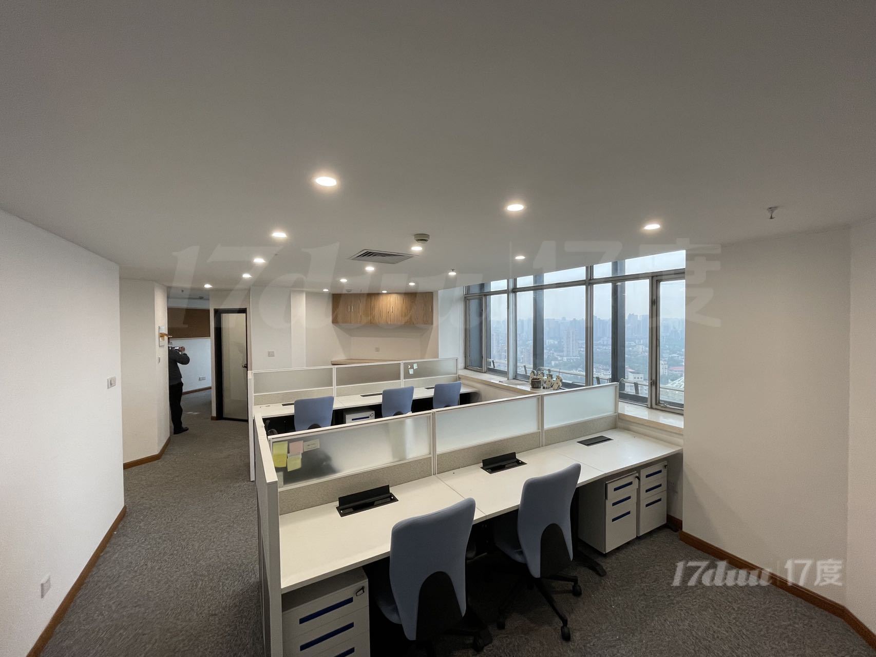 徐家汇商圈，建汇大厦200平！仅租4元！带上下水，带家具
