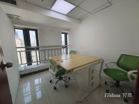 新出地铁口小面积办公室出租，朝南精装3个隔断带家具，拎包入驻