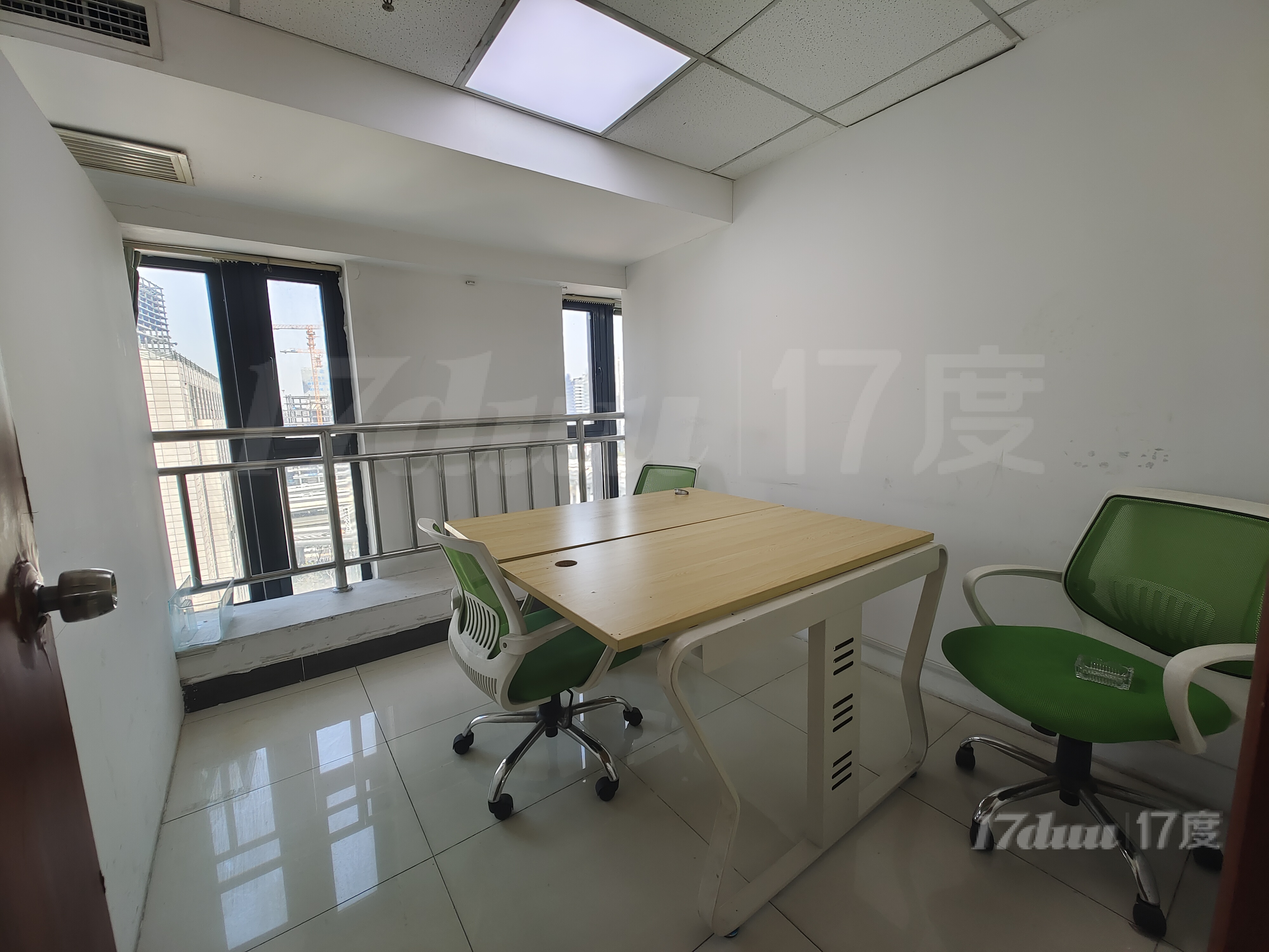 新出地铁口小面积办公室出租，朝南精装3个隔断带家具，拎包入驻