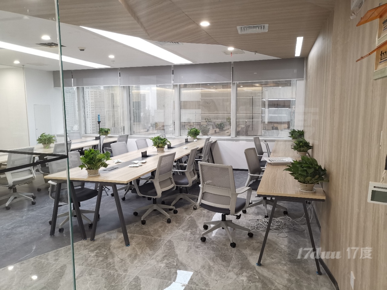 8号线大世界 精装修 带家具 高区朝南 拎包入住 随时可看 