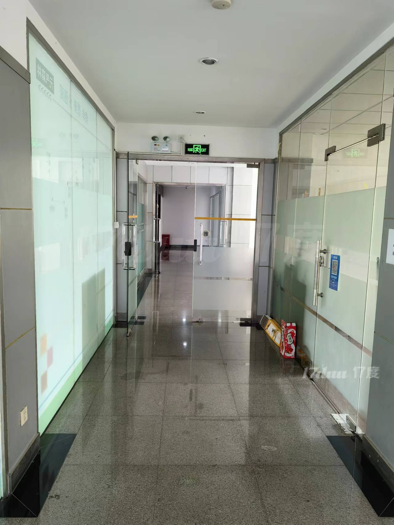 松江九亭九号线附近办公室已隔好低价出租