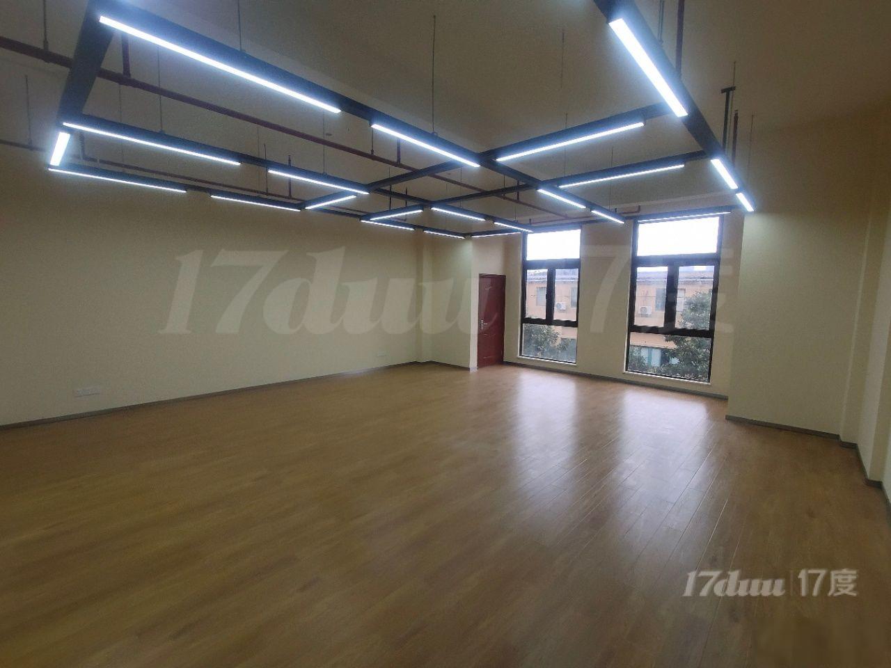隆和商务楼，12号线七莘路，莘庄商务区，精装版,采光通透