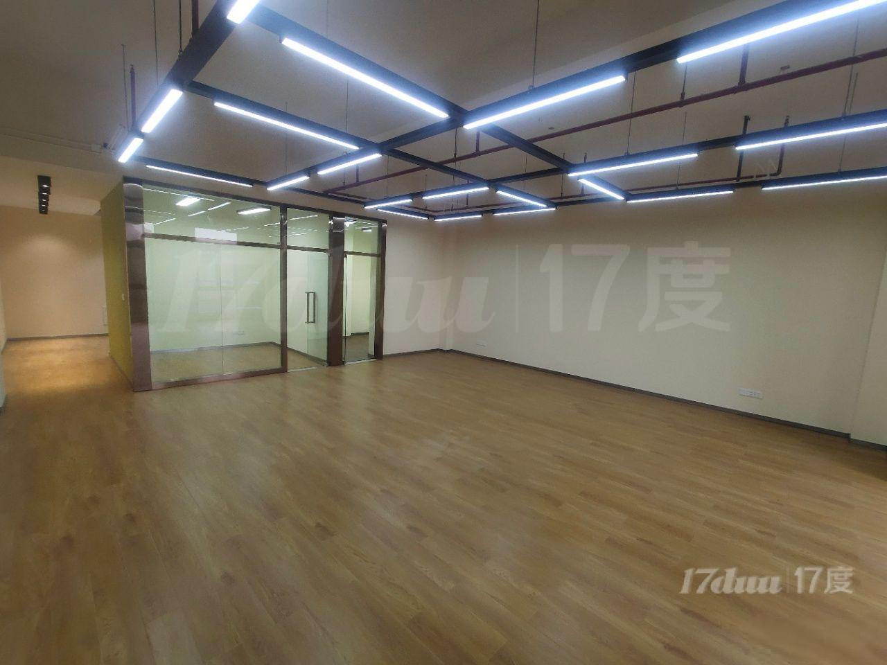 隆和商务楼，12号线七莘路，莘庄商务区，精装版,采光通透
