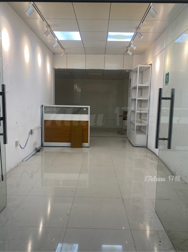 临街商铺，靠近皮具商圈，居民楼，学校