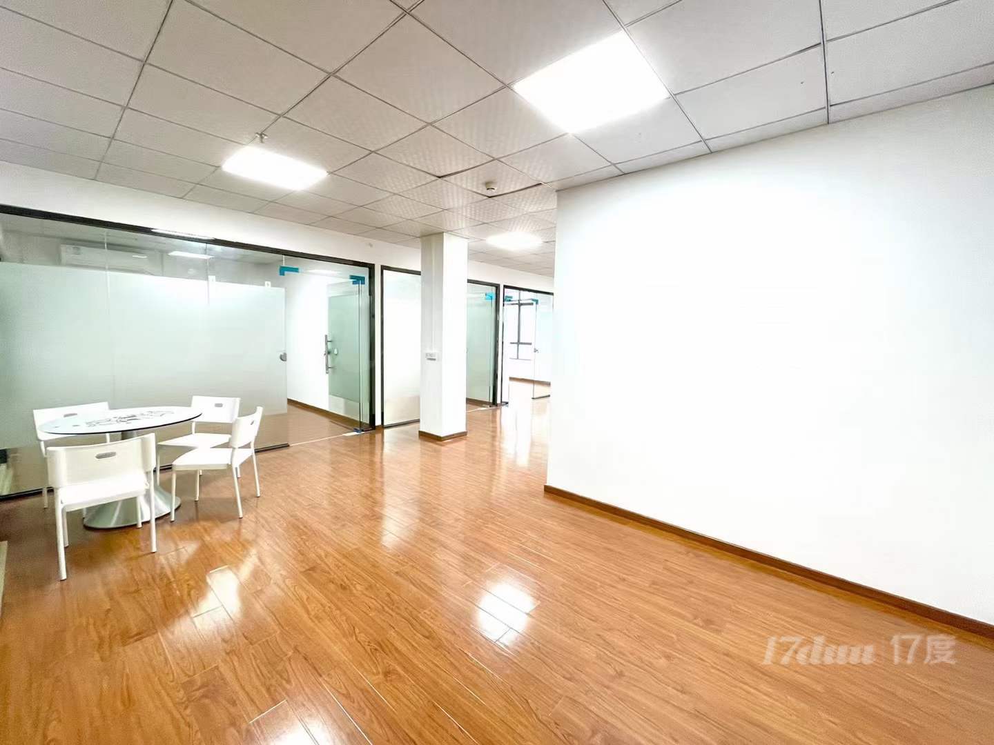 花都广场地铁口 精装配套家具写字楼，多户型可选 即租即可办公