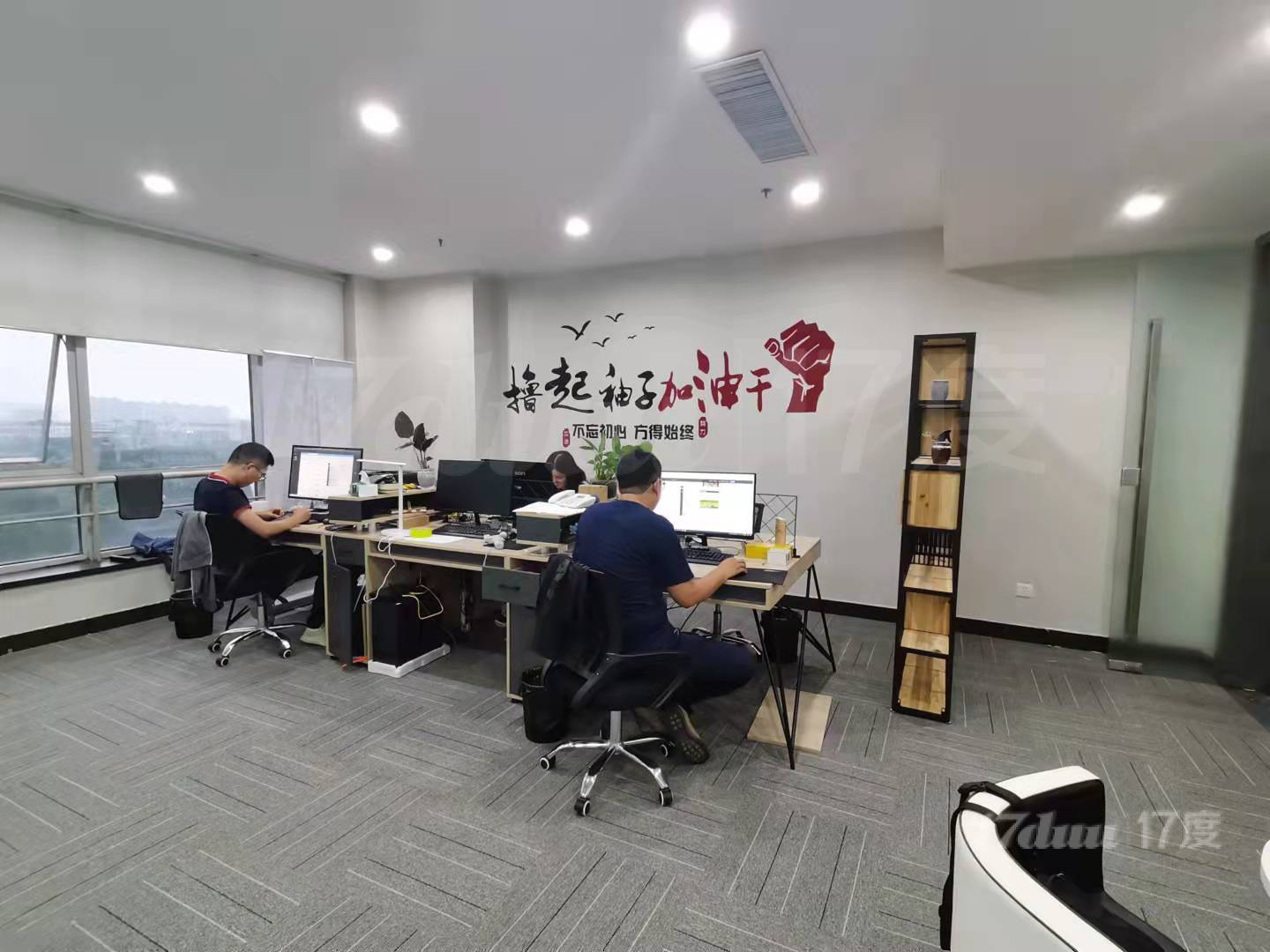 5号线口精装带家具，80平办公出租 可望如意湖景 朝南户型