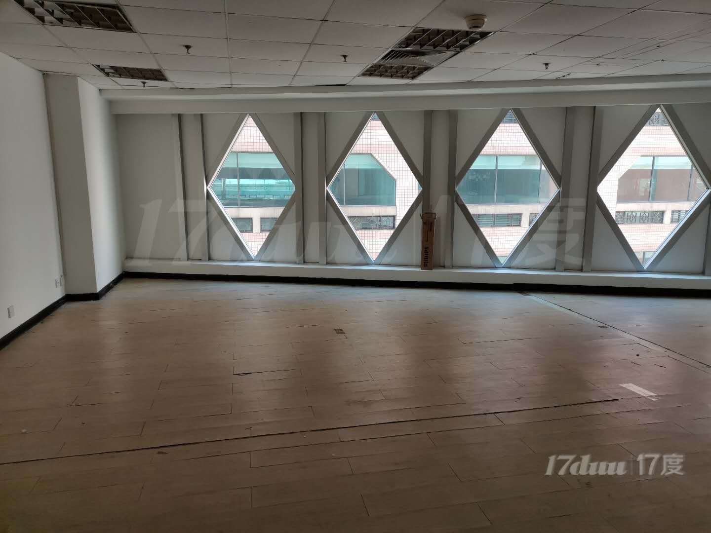 毗邻苏州河畔~拎包入住 三间隔断 高区朝南，落地窗 采光好！
