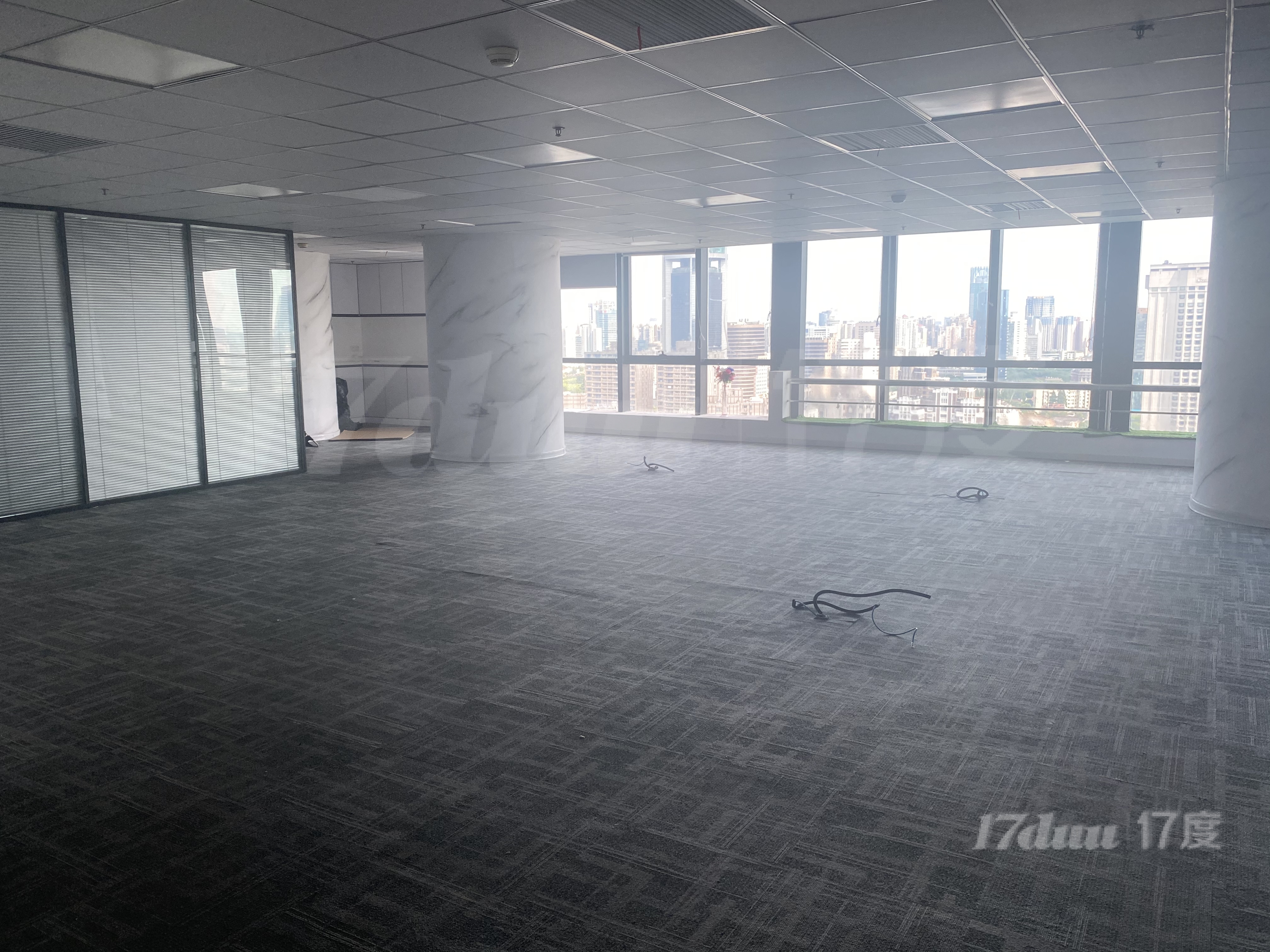 南京西路写字楼办公室出租电梯口配家具近恒隆太古汇晶采世纪大厦