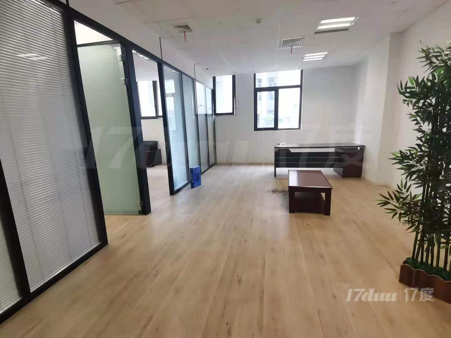精装带家具带隔断丨保辉国际大厦丨拎包办公丨户型方正丨紧邻地铁