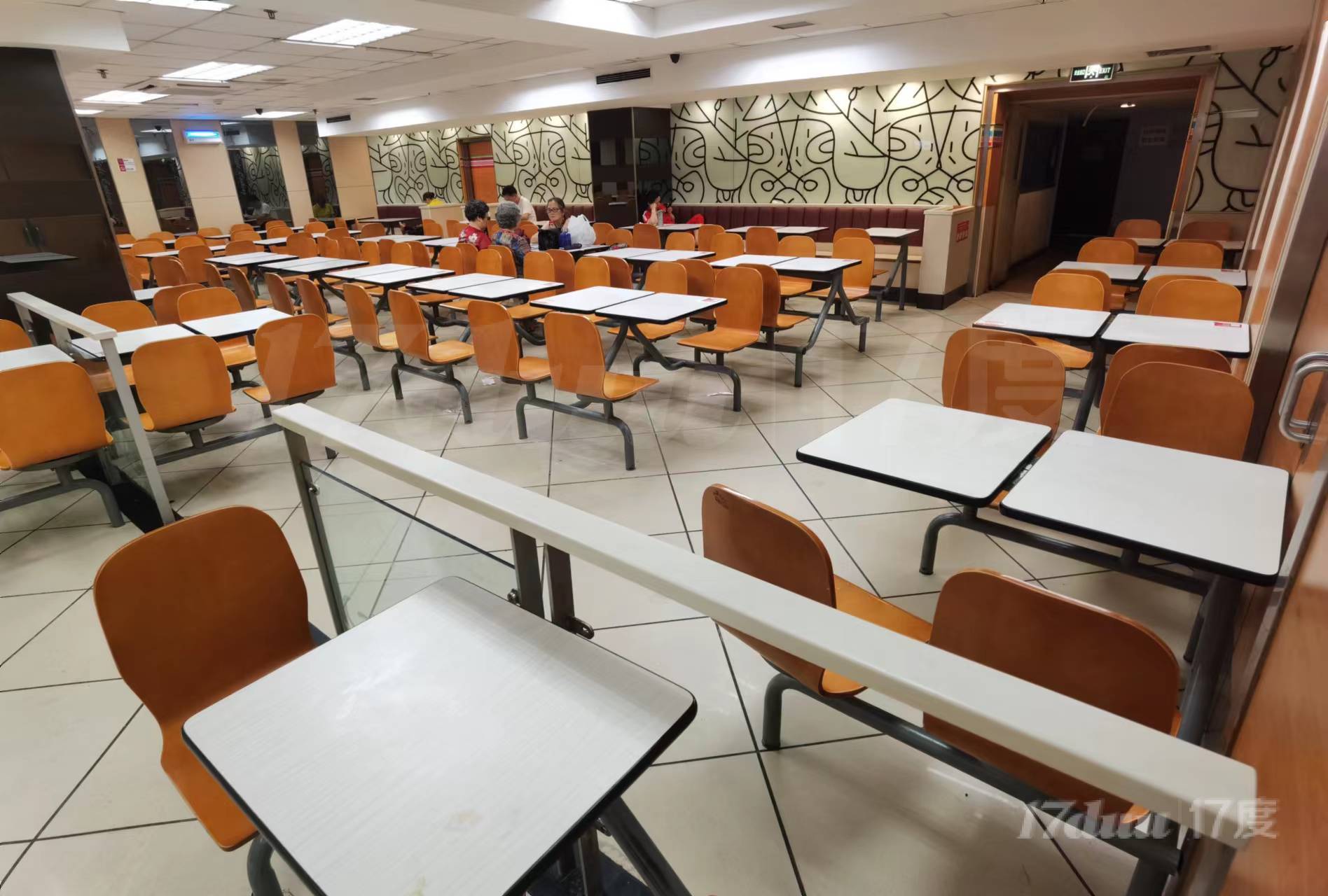 渝中区解放碑八一路商业大厦负一层场地招租