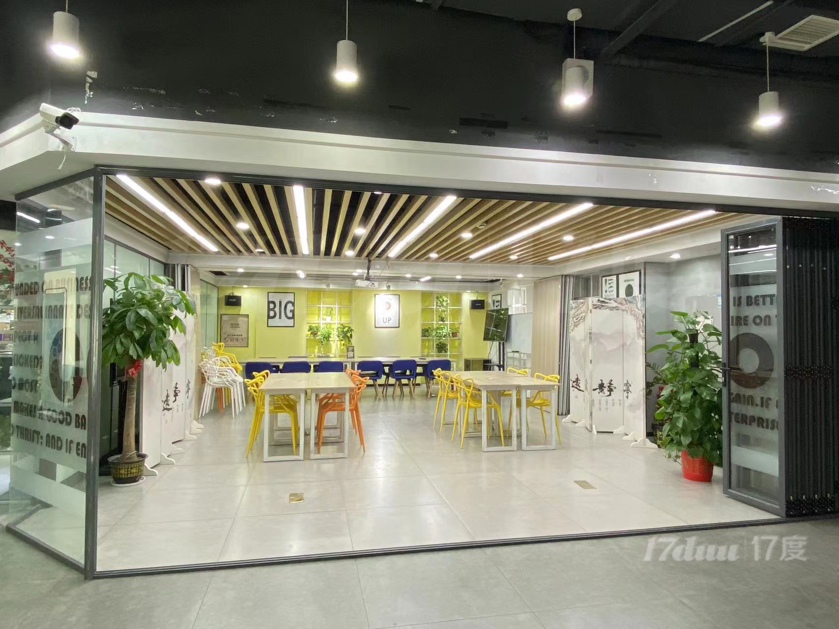 多媒体会议室出租可容纳40人，提供茶水，设备齐全，正地铁口