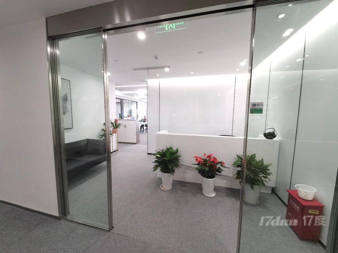 世博滨江，13号线地铁口，精装带家具，可拎包办公，近鲁能国际