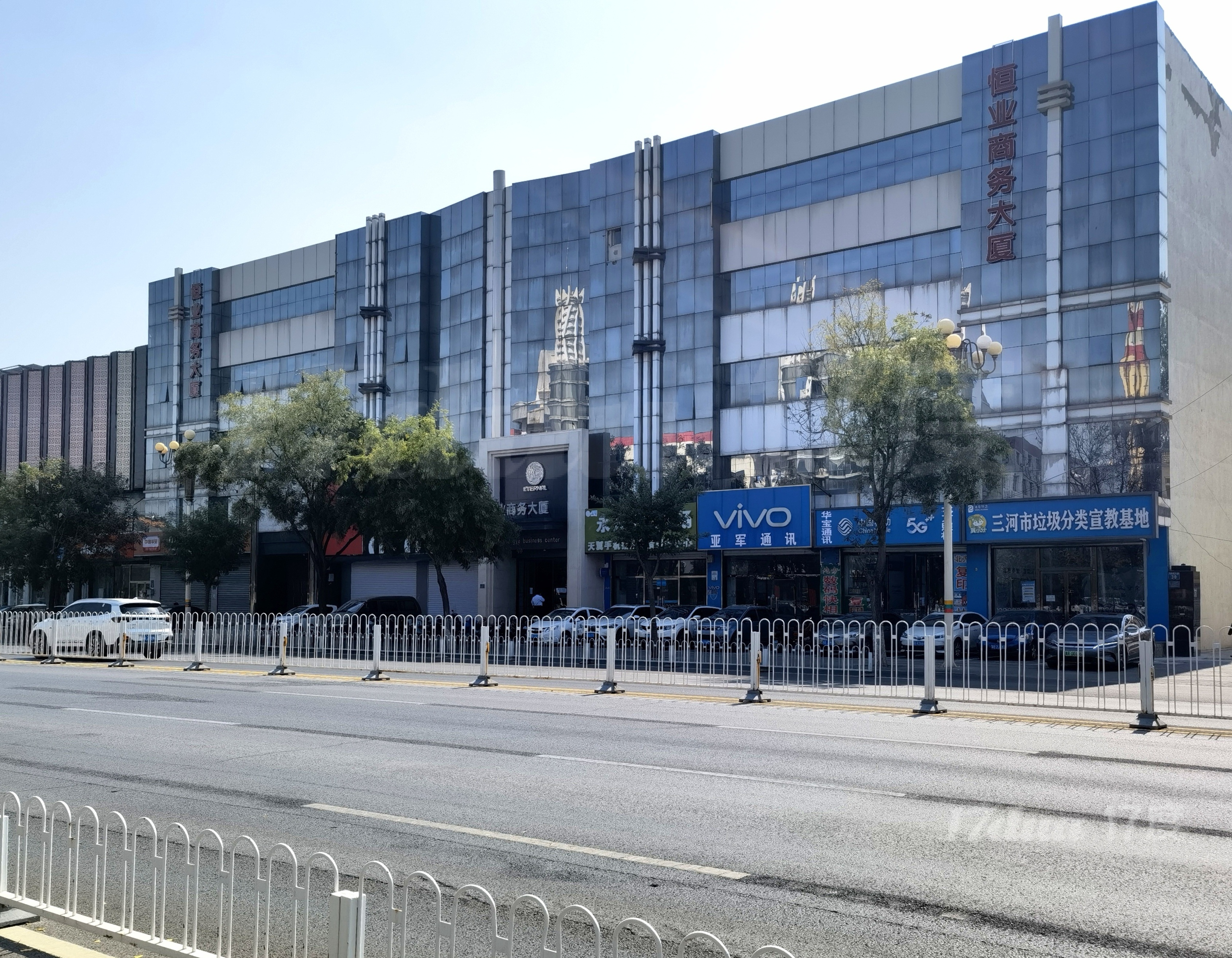 位于三河市中心富达商圈地带，配套设施齐全，交通快捷便利。