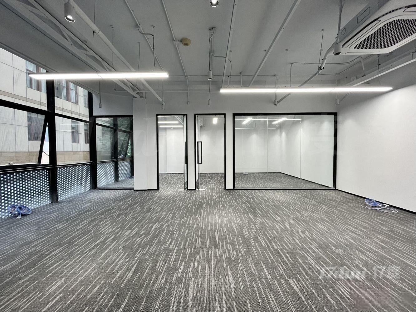 中山公园创意园精装办公室出租丨层高高配全套家具丨园区配套完善