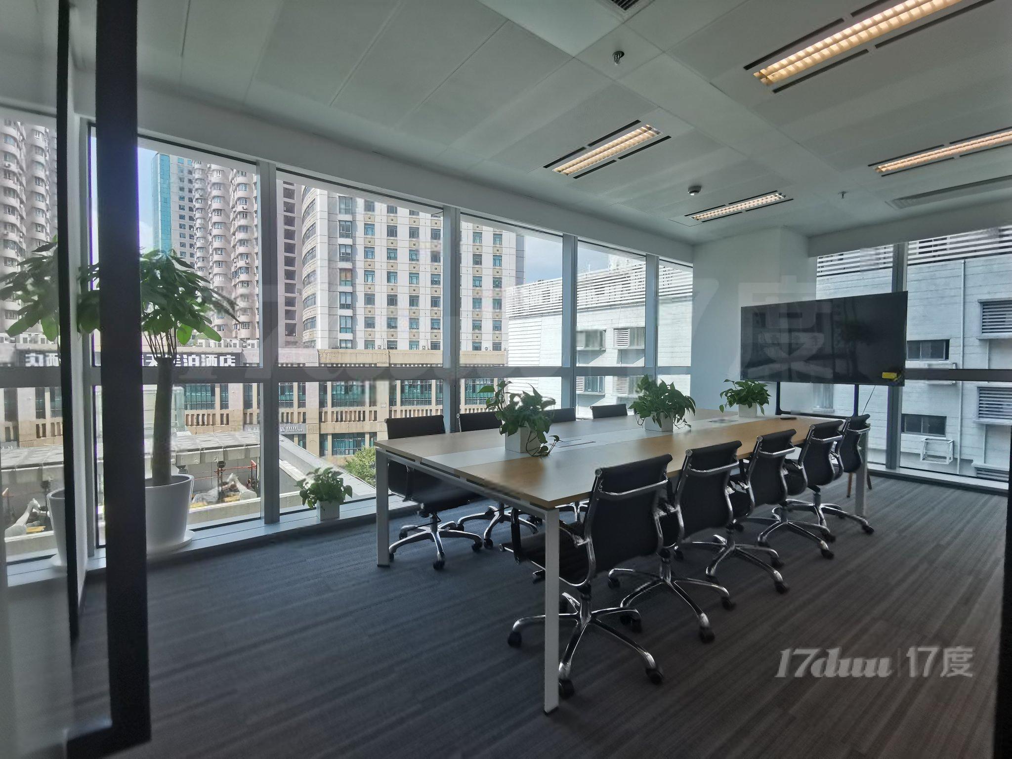 特价出租，精装办公室带家具，房型方正落地窗，给免租期随时看房