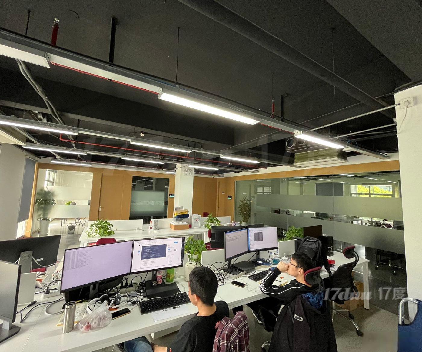 张江微电子港 地铁口 整层朝南920平7隔断102工位带露台