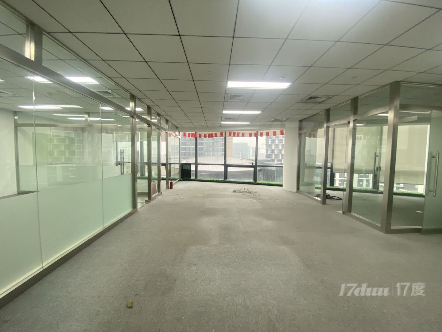 莘庄12号线七莘路站（金源中心）维璟中心，送隔断家具