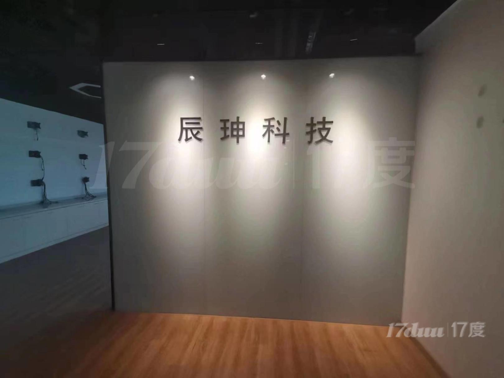 武宁路站上盖精装修带家具双面采光正对电梯口5间隔断拎包入住