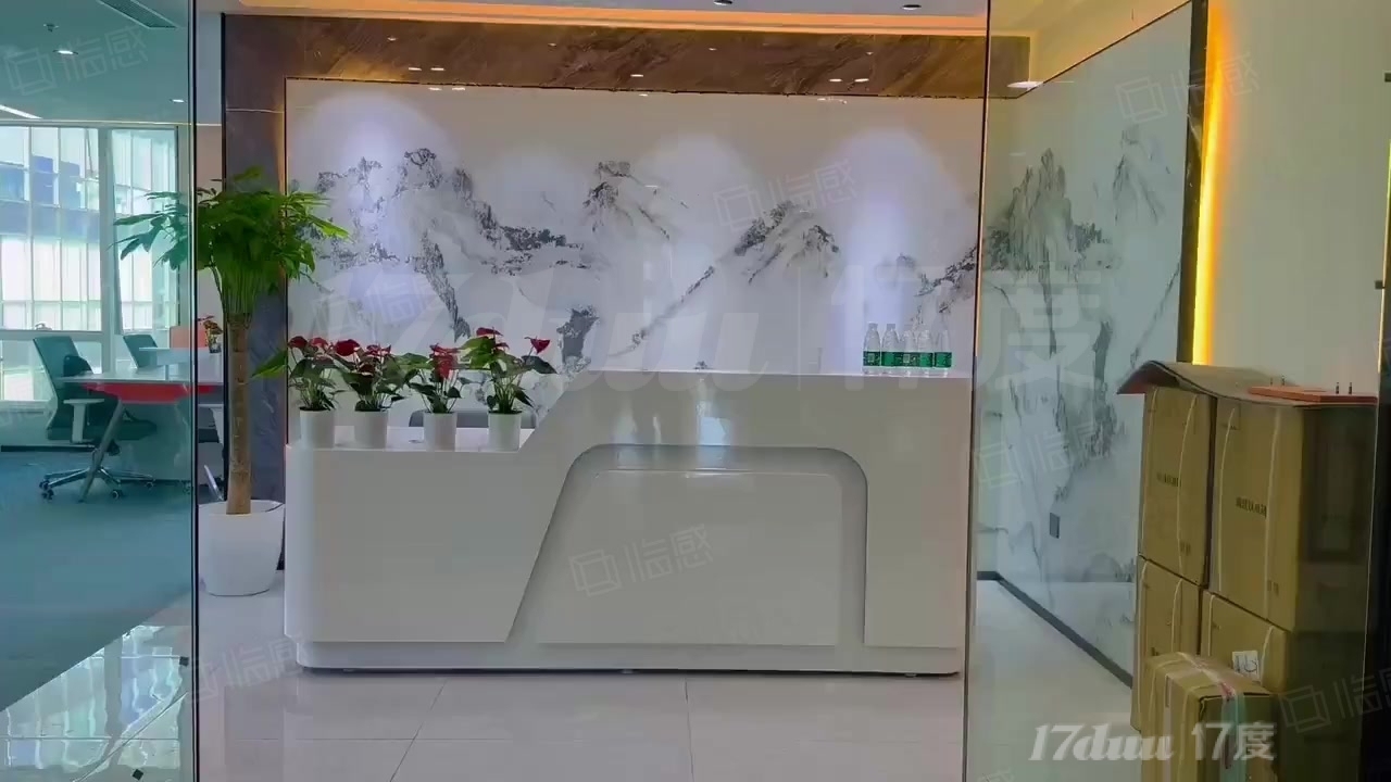 东大桥 万通中心高区328平米正对电梯间 带全套家具