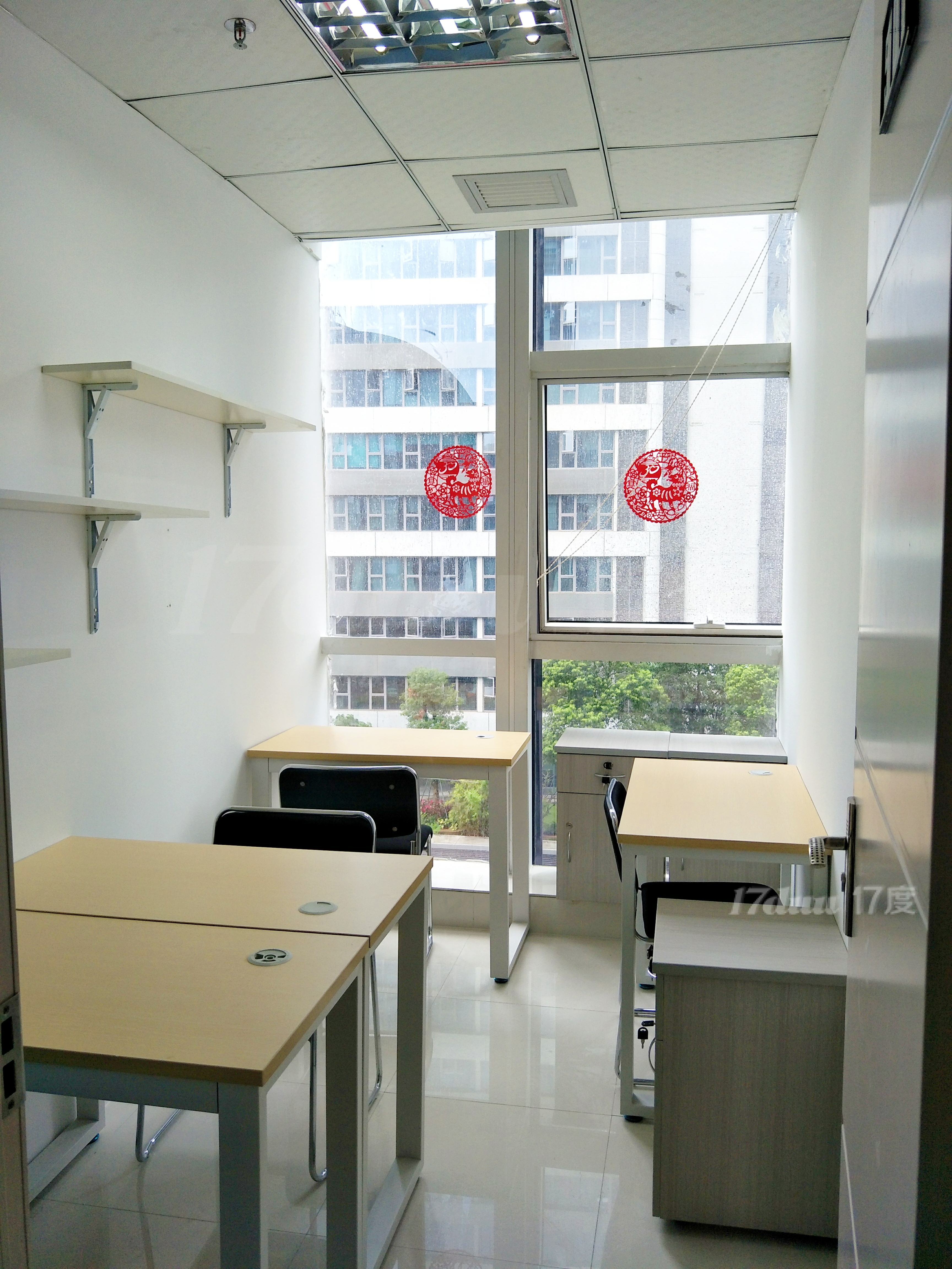 南油地铁口小型办公室出租，可注册公司，拎包办公