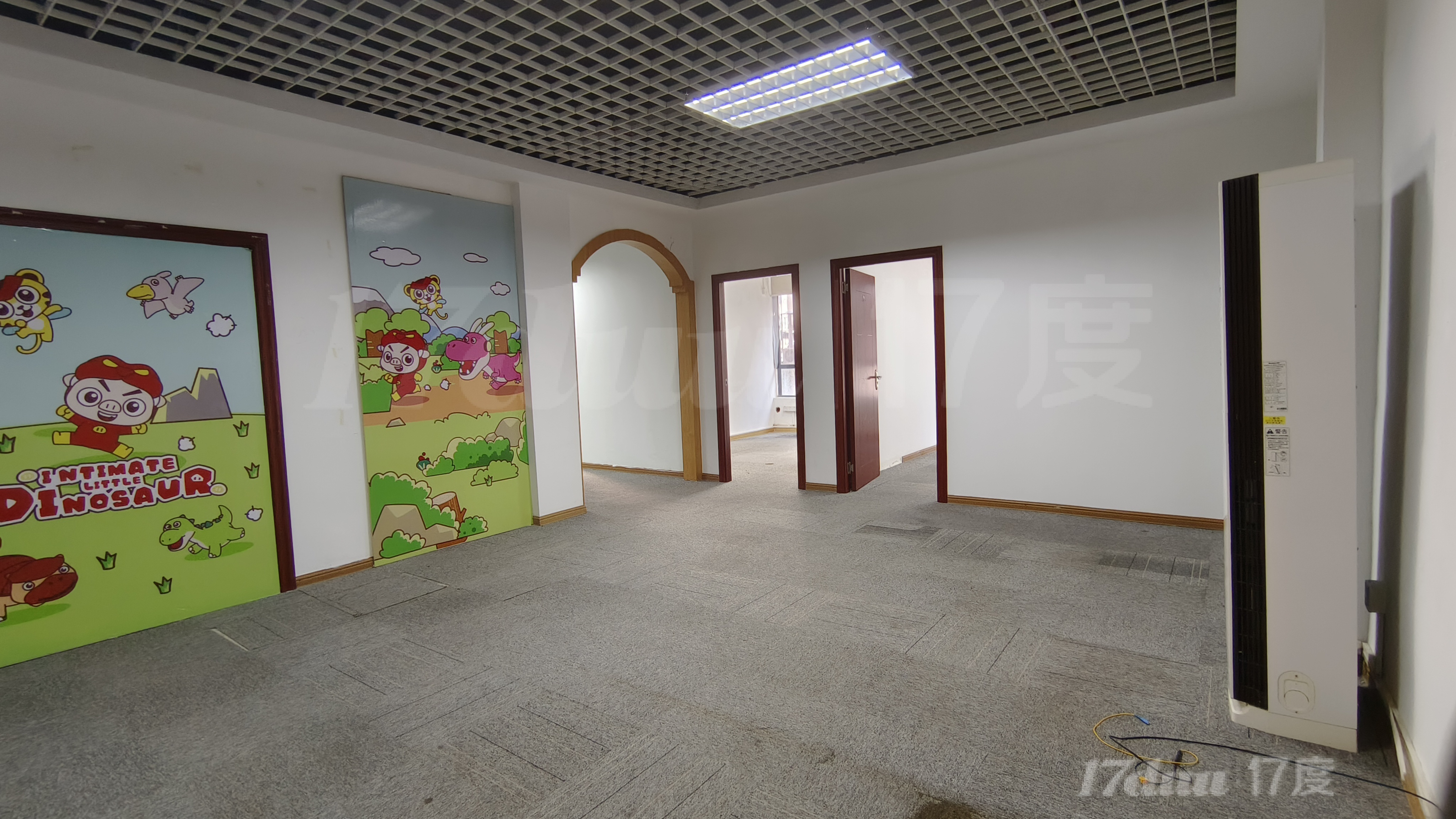 地铁口纯写字楼，30起租，现成装修隔断，好停车