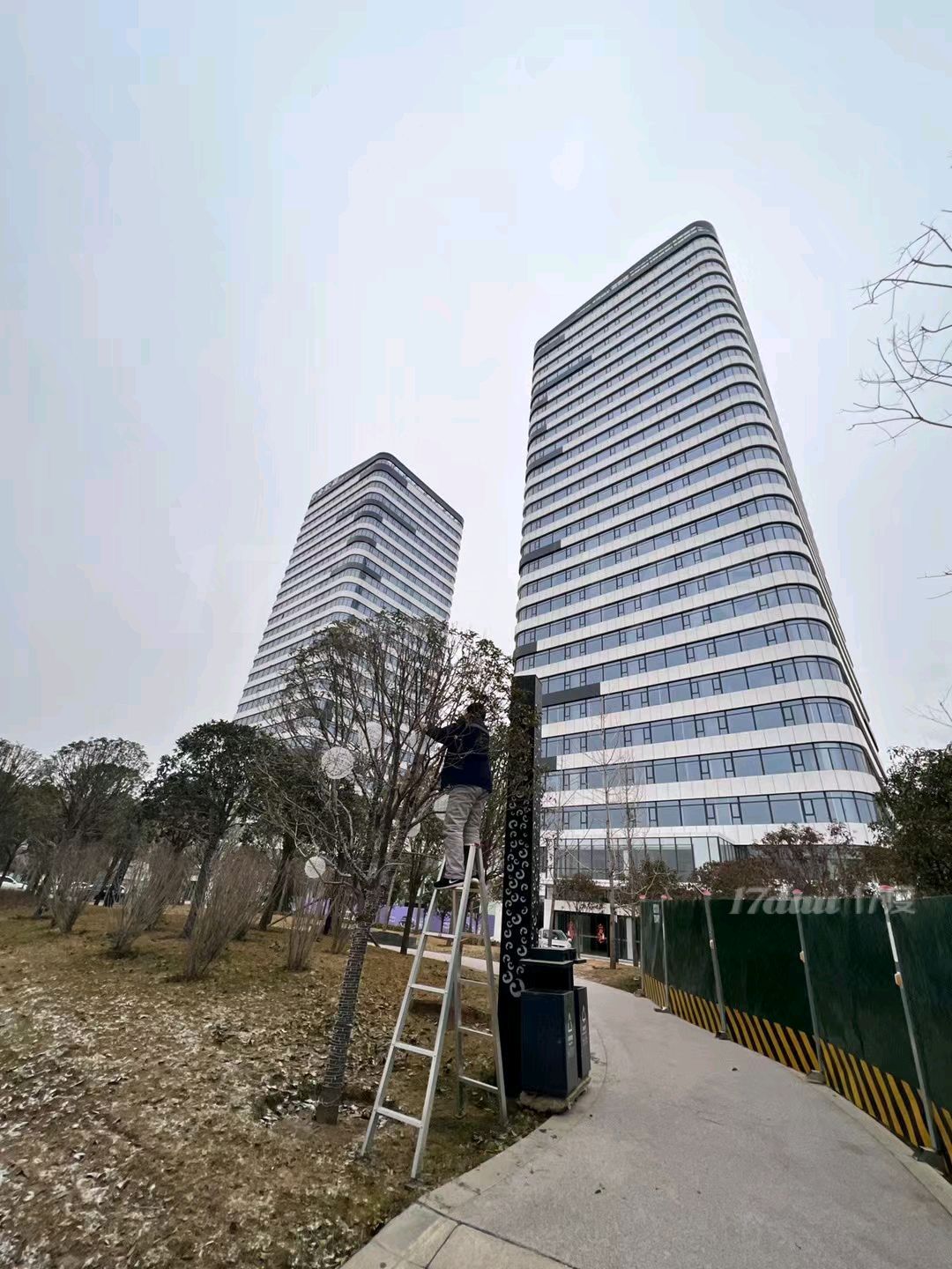 凤城六路西段!现房精装拎包入住!可做私人订制